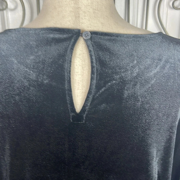 TOP
Embellished Bow Cozy Velour Top Sz L - Picture 7 of 12